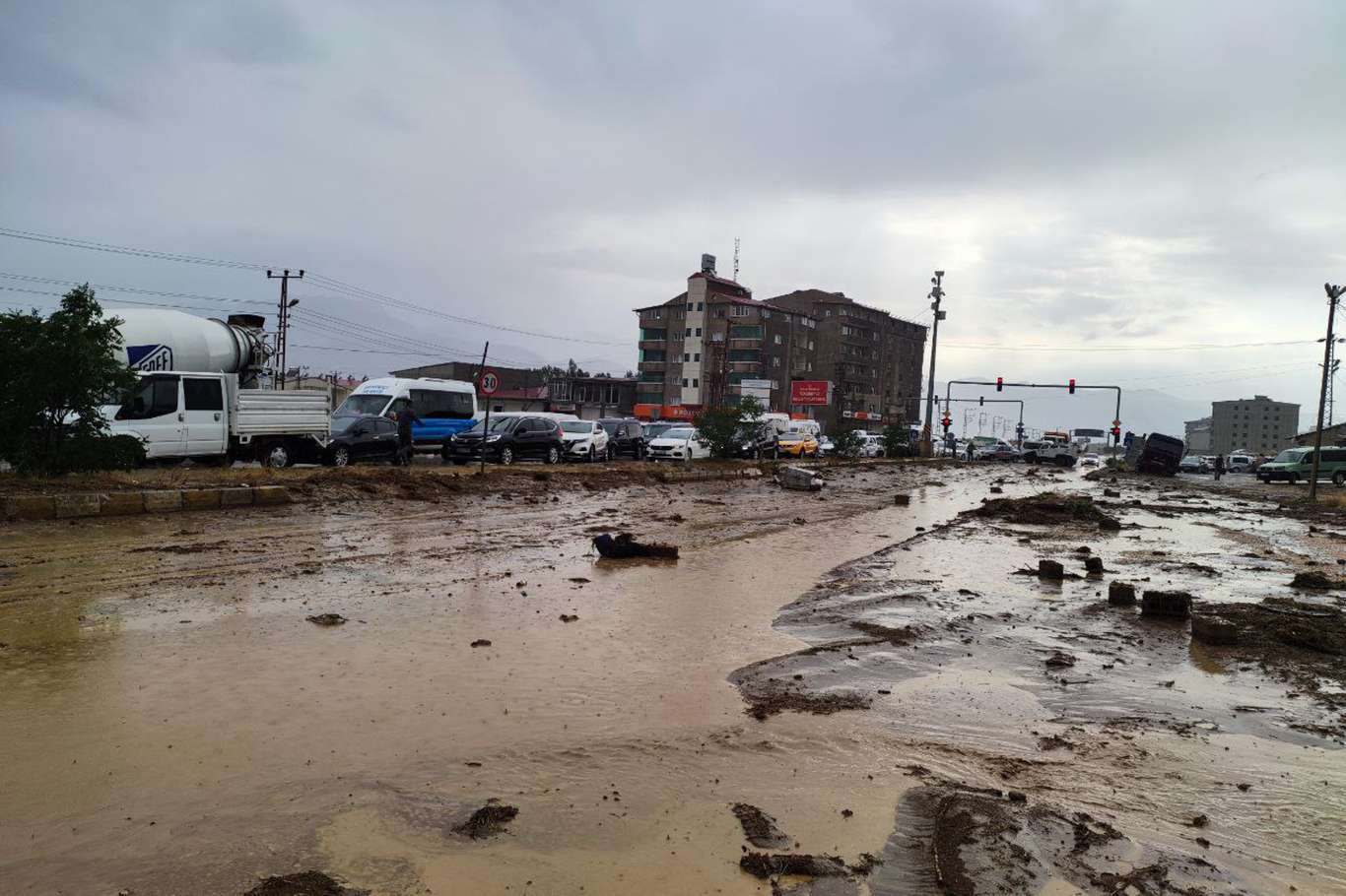 Yüksekova'da birçok cadde ve sokak sular altında kaldı Yüksekova'da birçok cadde ve sokak sular altında kaldı